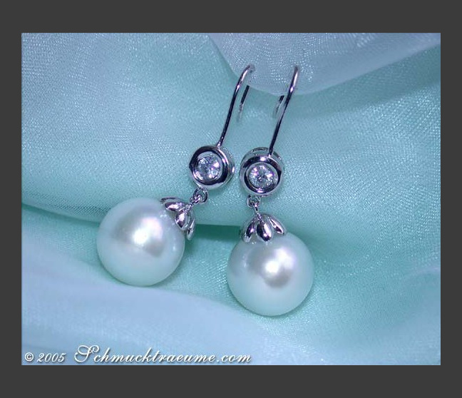 Pretty Southsea Pearl Hanging Earrings with Diamonds Pretty Southsea Pearl Hanging Earrings with Diamonds