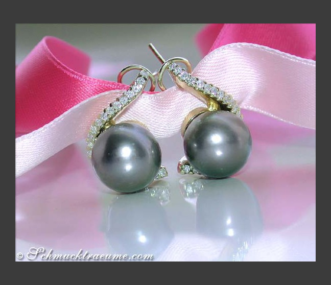 Beautiful Tahitian Pearl Earrings with Diamonds in Yellow Gold Beautiful Tahitian Pearl Earrings with Diamonds in Yellow Gold