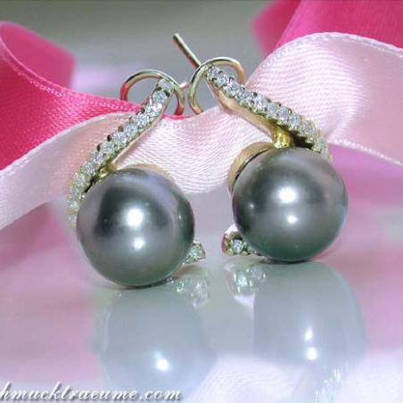 Beautiful Tahitian Pearl Earrings with Diamonds in Yellow Gold