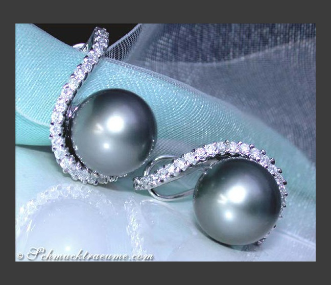 Beautiful Tahitian Pearl Earrings with Diamonds in White gold Beautiful Tahitian Pearl Earrings with Diamonds in White gold