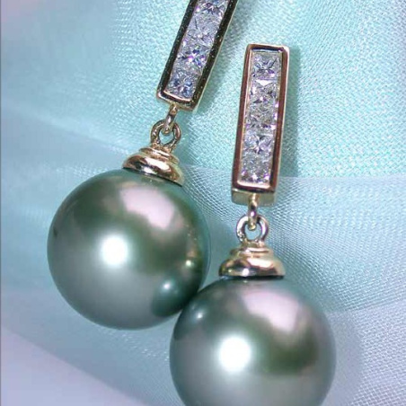 Simple Tahitian Pearl Diamond Earrings in Yellow gold 18k