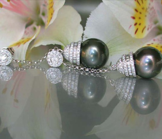 Extravagant Tahitian Pearl Dangling Earrings with Diamonds