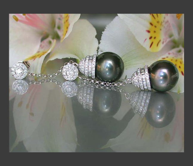 Extravagant Tahitian Pearl Dangling Earrings with Diamonds Extravagant Tahitian Pearl Dangling Earrings with Diamonds