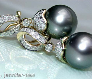 Elegant Tahitian Pearl Diamond Earrings in Yellow gold