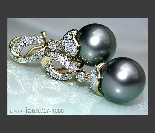 Elegant Tahitian Pearl Diamond Earrings in Yellow gold Elegant Tahitian Pearl Diamond Earrings in Yellow gold