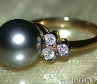 Precious Tahitian Pearl Ring with Diamonds in Yellow gold