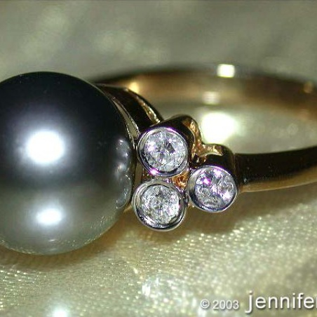 Precious Tahitian Pearl Ring with Diamonds in Yellow gold