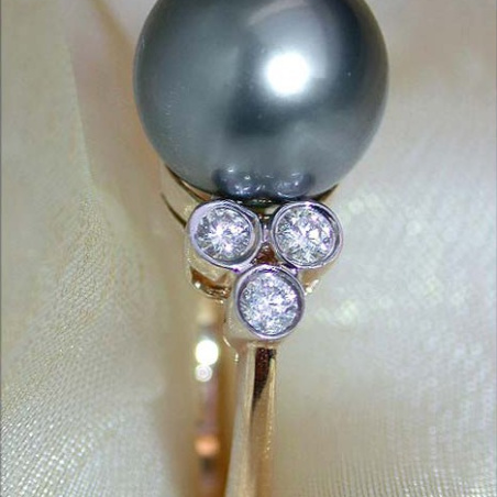 Precious Tahitian Pearl Ring with Diamonds in Yellow gold