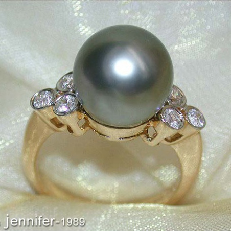 Precious Tahitian Pearl Ring with Diamonds in Yellow gold