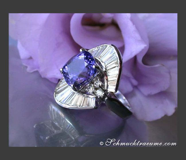 Excellent Tanzanite Ring with Diamonds Excellent Tanzanite Ring with Diamonds