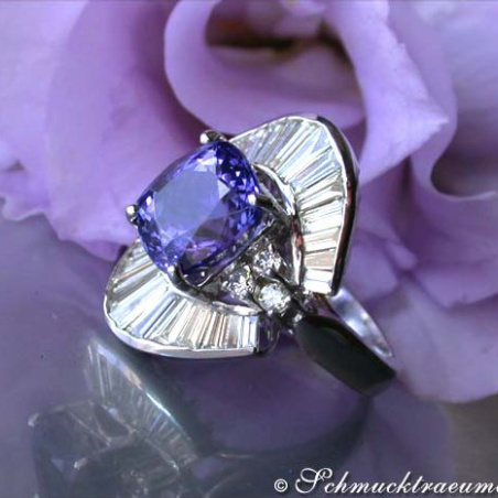 Excellent Tanzanite Ring with Diamonds
