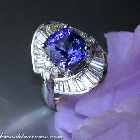 Excellent Tanzanite Ring with Diamonds