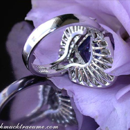 Excellent Tanzanite Ring with Diamonds