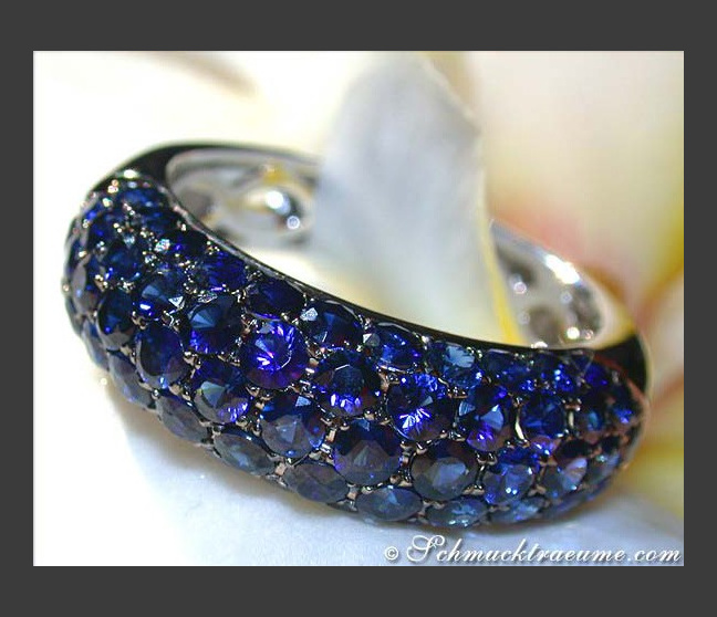 Noble Blue Sapphire Pavé Ring Noble Blue Sapphire Pavé Ring