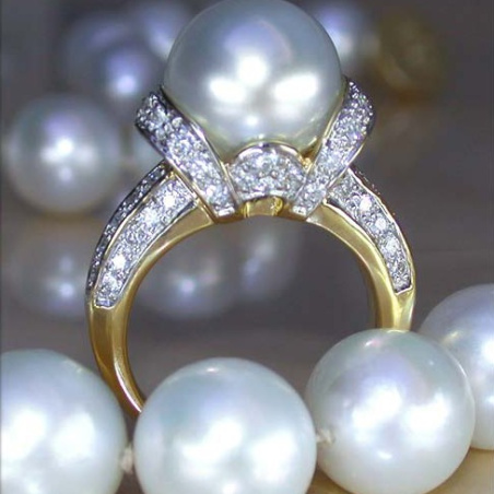 Südseeperle Brillanten Ring im Kragen Design