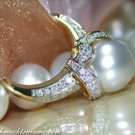 Südseeperle Brillanten Ring im Kragen Design