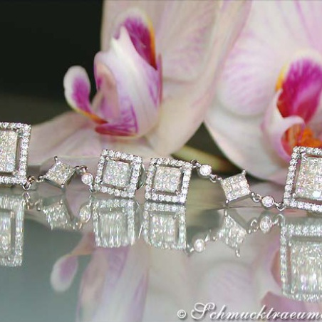 Exclusive Dangling Earrings with Princess Diamonds
