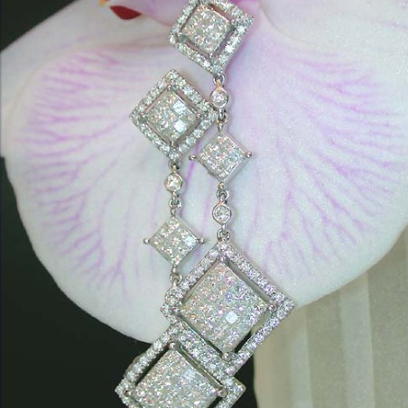 Exclusive Dangling Earrings with Princess Diamonds