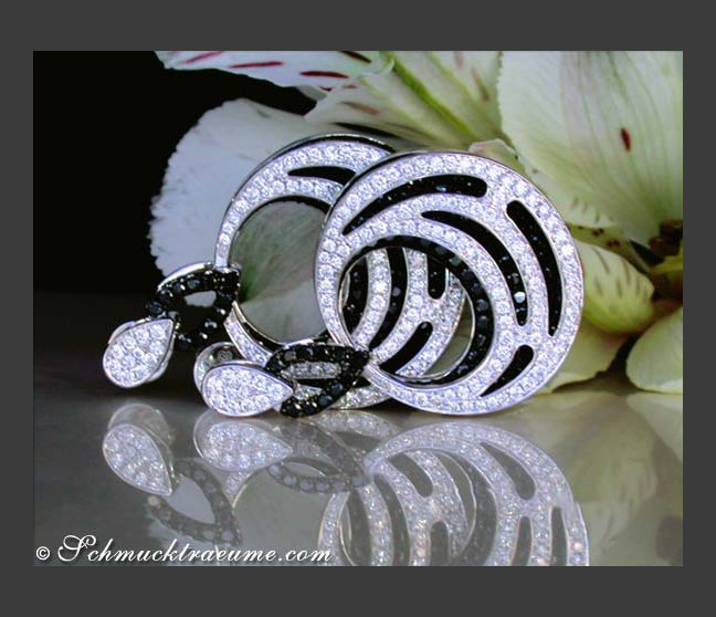Luxurious Dangling Earrings with Black & White Diamonds Luxurious Dangling Earrings with Black & White Diamonds