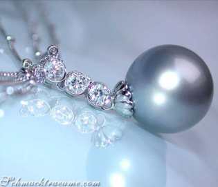 Wonderful Tahitian Pearl Necklace with Diamonds