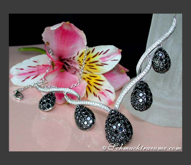Extraordinary Black and White Diamond Necklace Extraordinary Black and White Diamond Necklace