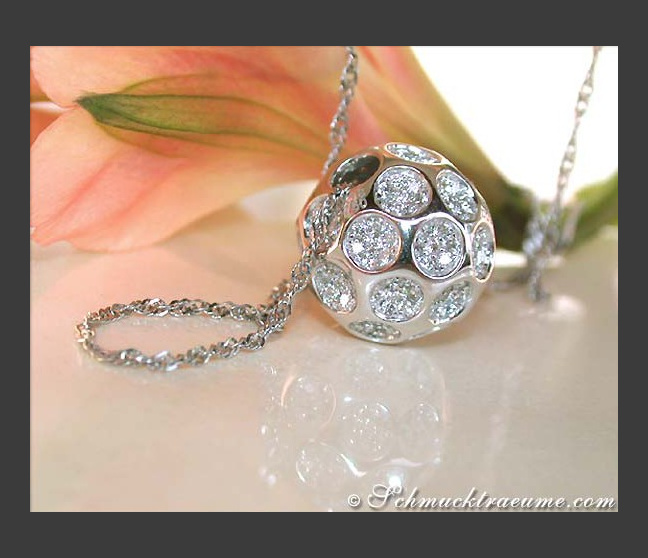 Exquisite Diamond Golf Ball Pendant incl. Chain Exquisite Diamond Golf Ball Pendant incl. Chain