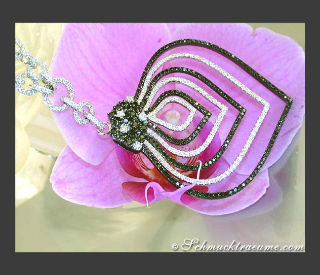 Impressive Black & White Diamond Necklace Impressive Black & White Diamond Necklace
