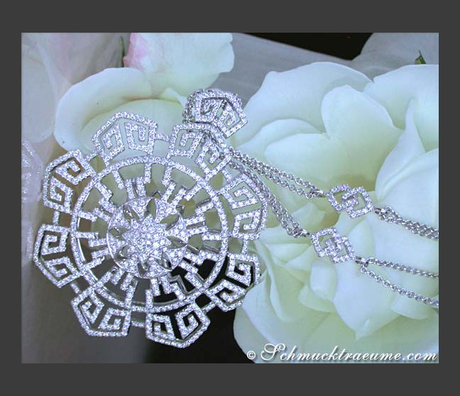 Spectacular Diamond Necklace in a Flamboyant Design Spectacular Diamond Necklace in a Flamboyant Design