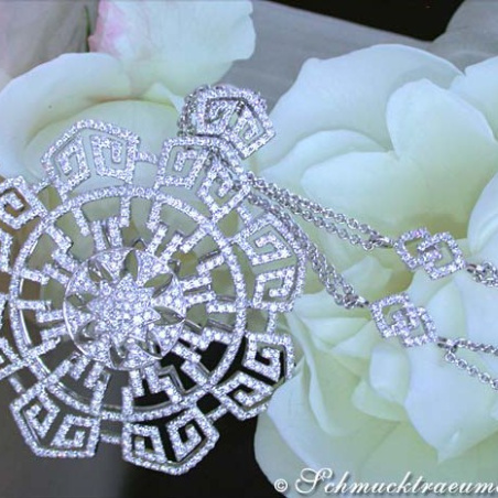 Spectacular Diamond Necklace in a Flamboyant Design