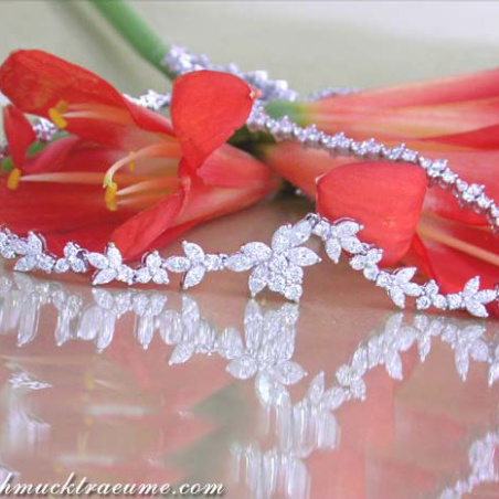 High-end Flower Design Diamond Necklace