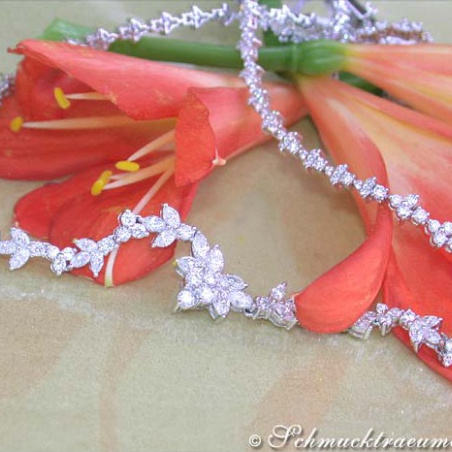 High-end Flower Design Diamond Necklace