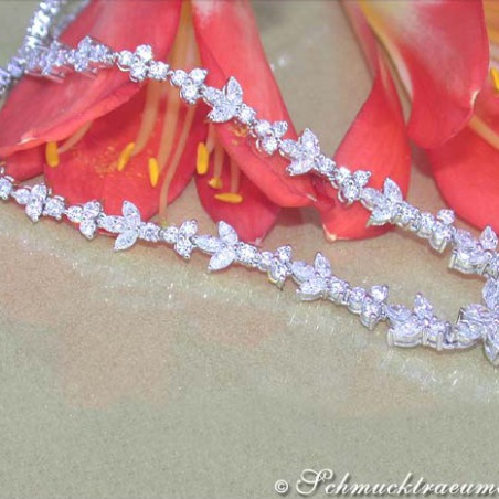 High-end Flower Design Diamond Necklace