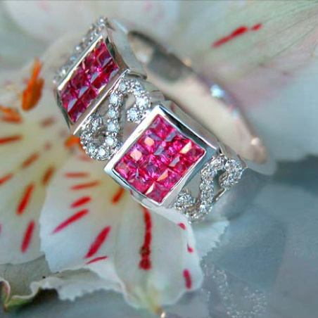 Rubin Ring mit Diamanten Weißgold