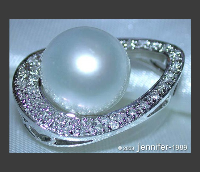 Pretty Southsea Pearl Pendant with Diamonds (Mikimoto Design) Pretty Southsea Pearl Pendant with Diamonds (Mikimoto Design)