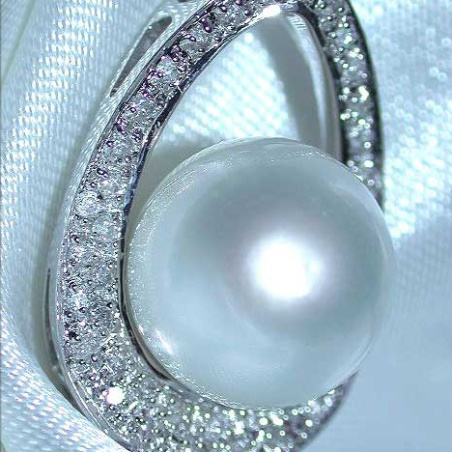 Pretty Southsea Pearl Pendant with Diamonds (Mikimoto Design)