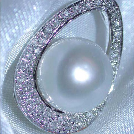 Pretty Southsea Pearl Pendant with Diamonds (Mikimoto Design)