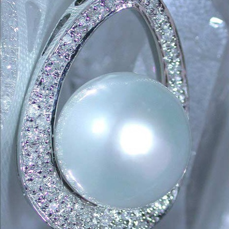 Pretty Southsea Pearl Pendant with Diamonds (Mikimoto Design)