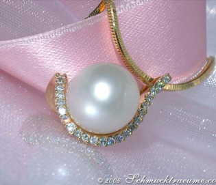 Elegant Southsea Pearl Pendant with Diamond Collar