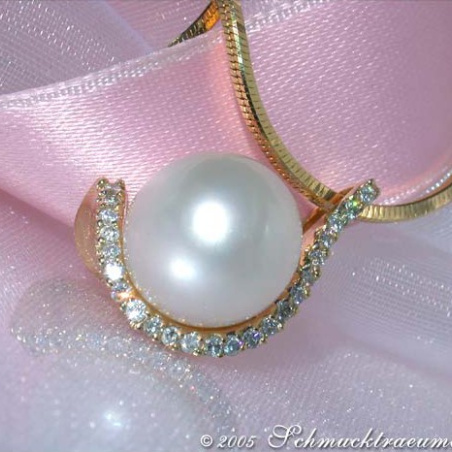 Elegant Southsea Pearl Pendant with Diamond Collar