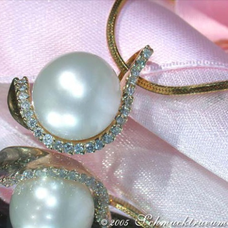 Elegant Southsea Pearl Pendant with Diamond Collar