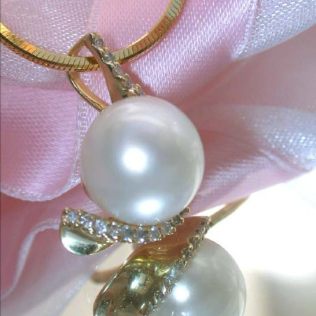 Elegant Southsea Pearl Pendant with Diamond Collar