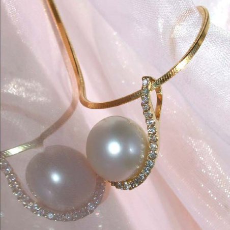 Elegant Southsea Pearl Pendant with Diamond Collar
