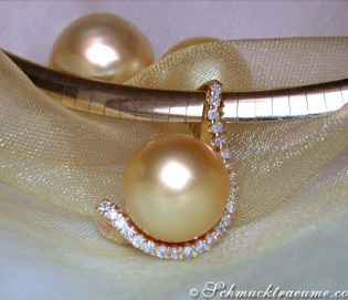 Golden South Sea Pearl Pendant with Diamond Collar