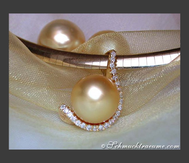 Golden South Sea Pearl Pendant with Diamond Collar Golden South Sea Pearl Pendant with Diamond Collar
