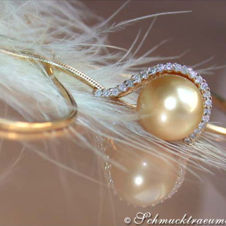 Golden South Sea Pearl Pendant with Diamond Collar