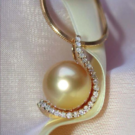 Golden South Sea Pearl Pendant with Diamond Collar