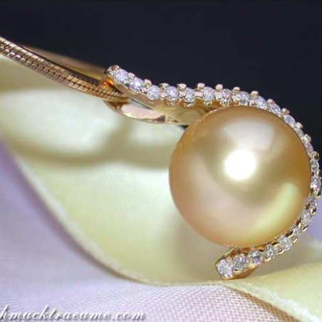 Golden South Sea Pearl Pendant with Diamond Collar
