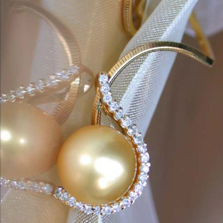 Golden South Sea Pearl Pendant with Diamond Collar