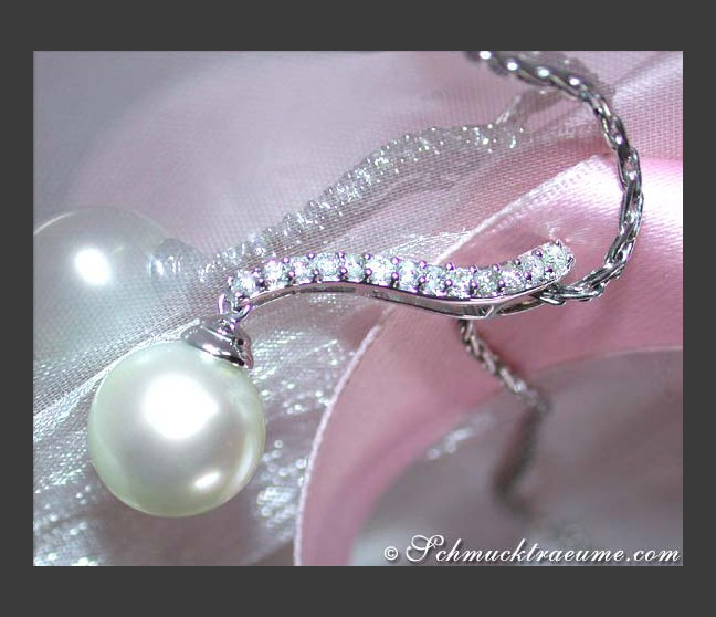 Enchanting Southsea Pearl Pendant with Diamonds Enchanting Southsea Pearl Pendant with Diamonds
