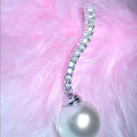Enchanting Southsea Pearl Pendant with Diamonds
